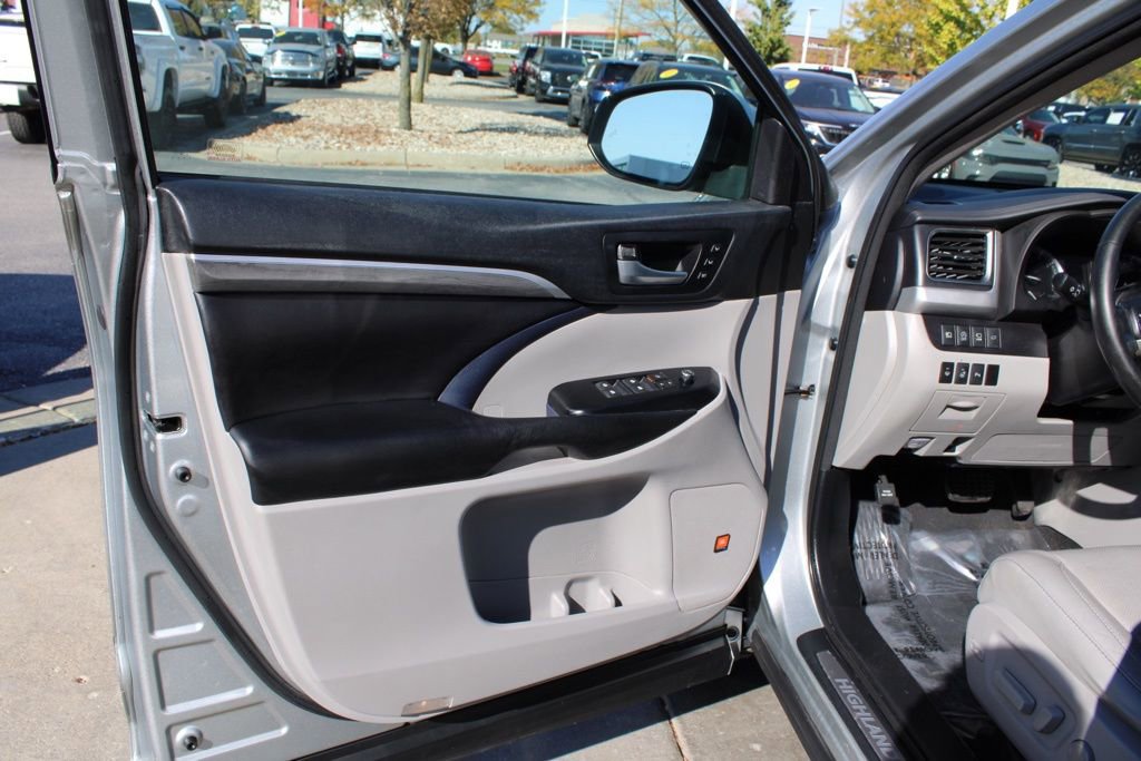 Used 2017 Toyota Highlander Limited Platinum image 19