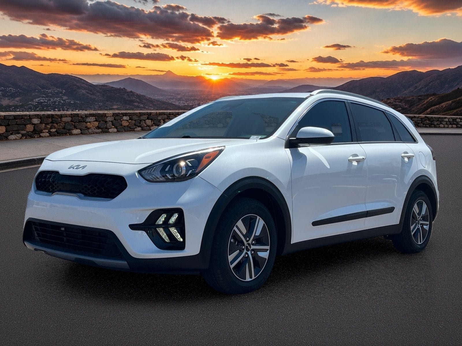 Used 2022 Kia Niro LXS w/ Digital Cluster Package FWD image 2