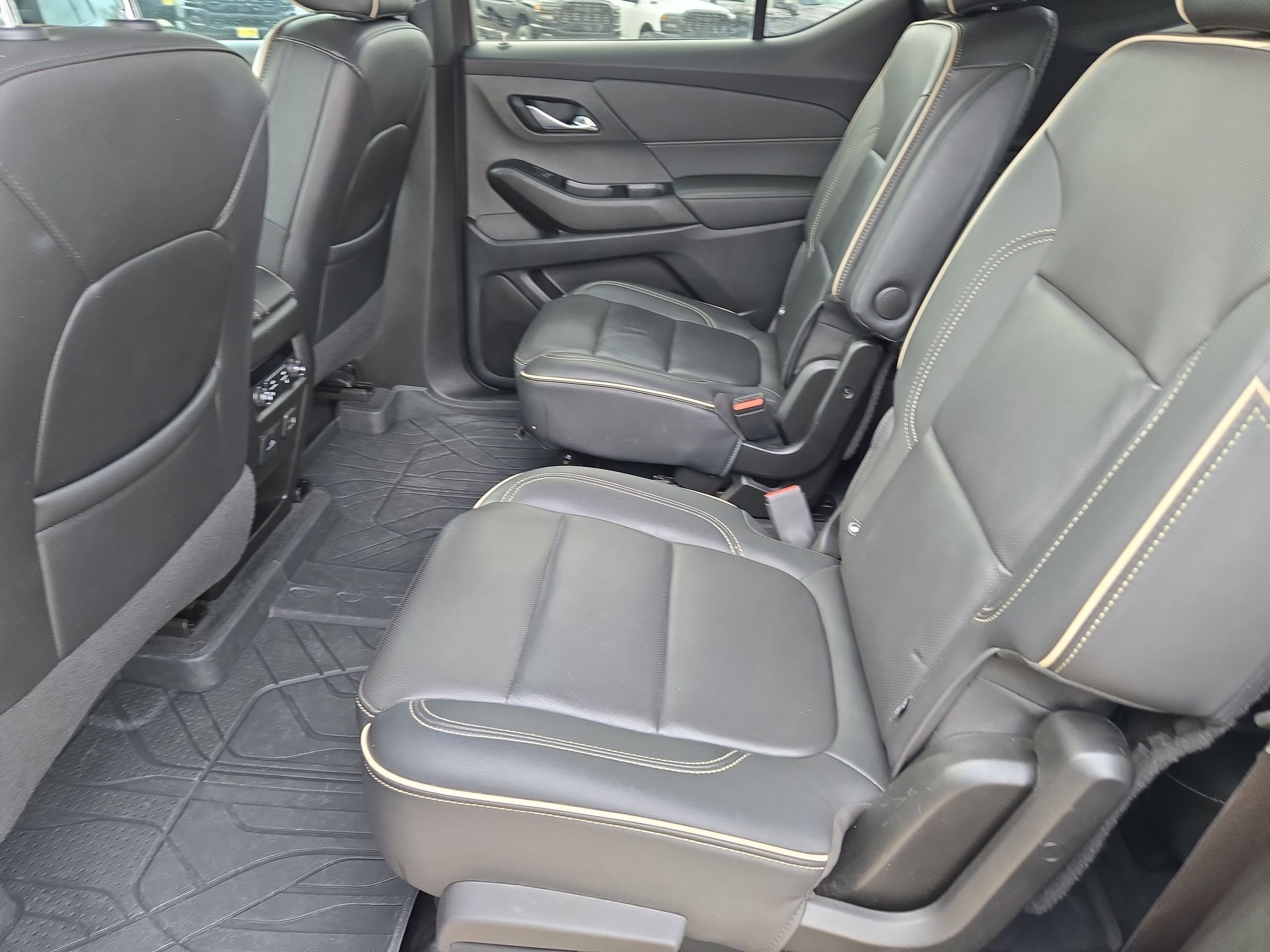 Used 2023 Chevrolet Traverse Premier w/ Redline Edition image 13