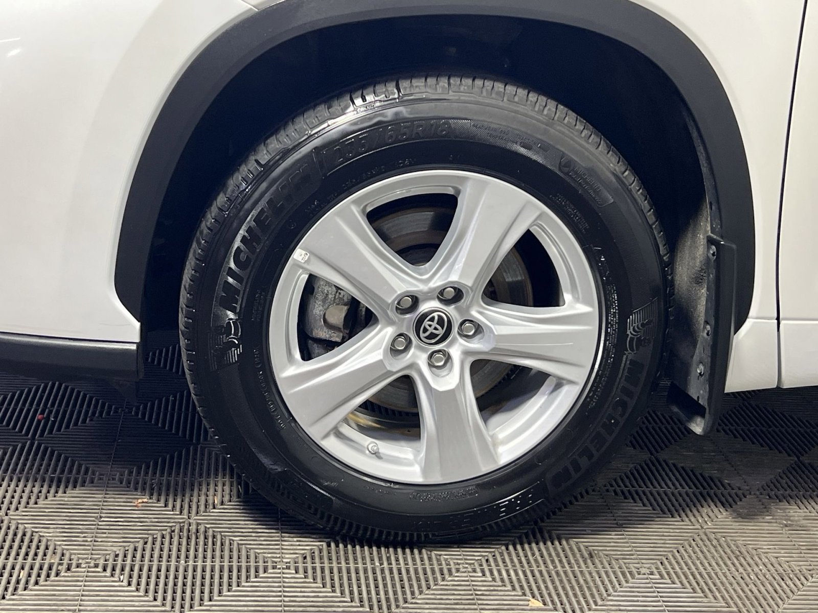 Used 2024 Toyota Highlander LE image 12