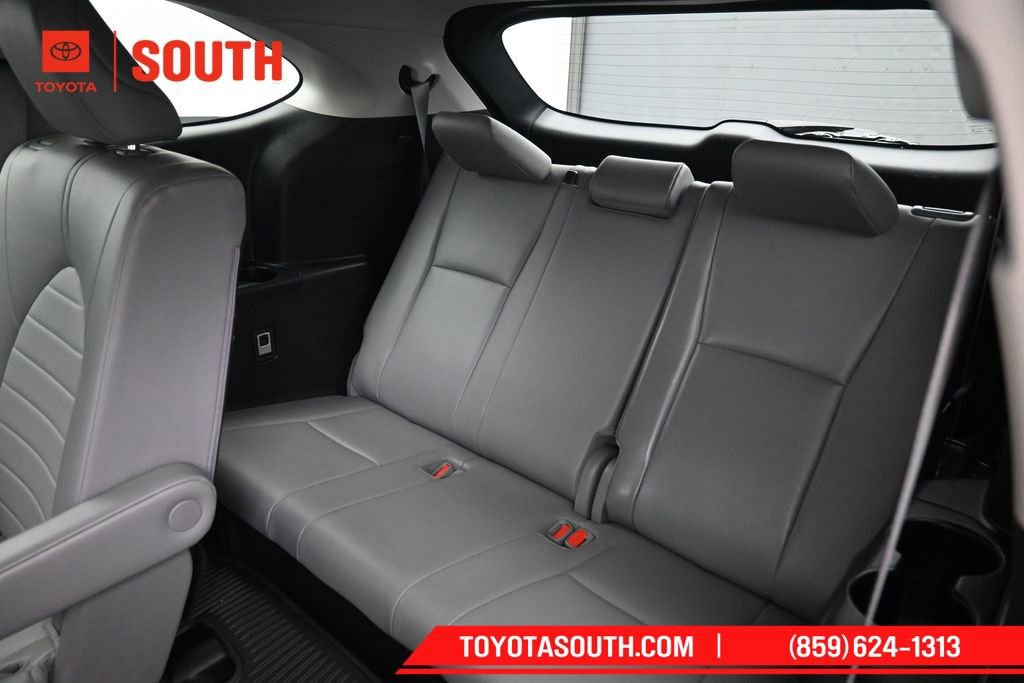 Used 2022 Toyota Highlander XLE AWD/4WD image 32
