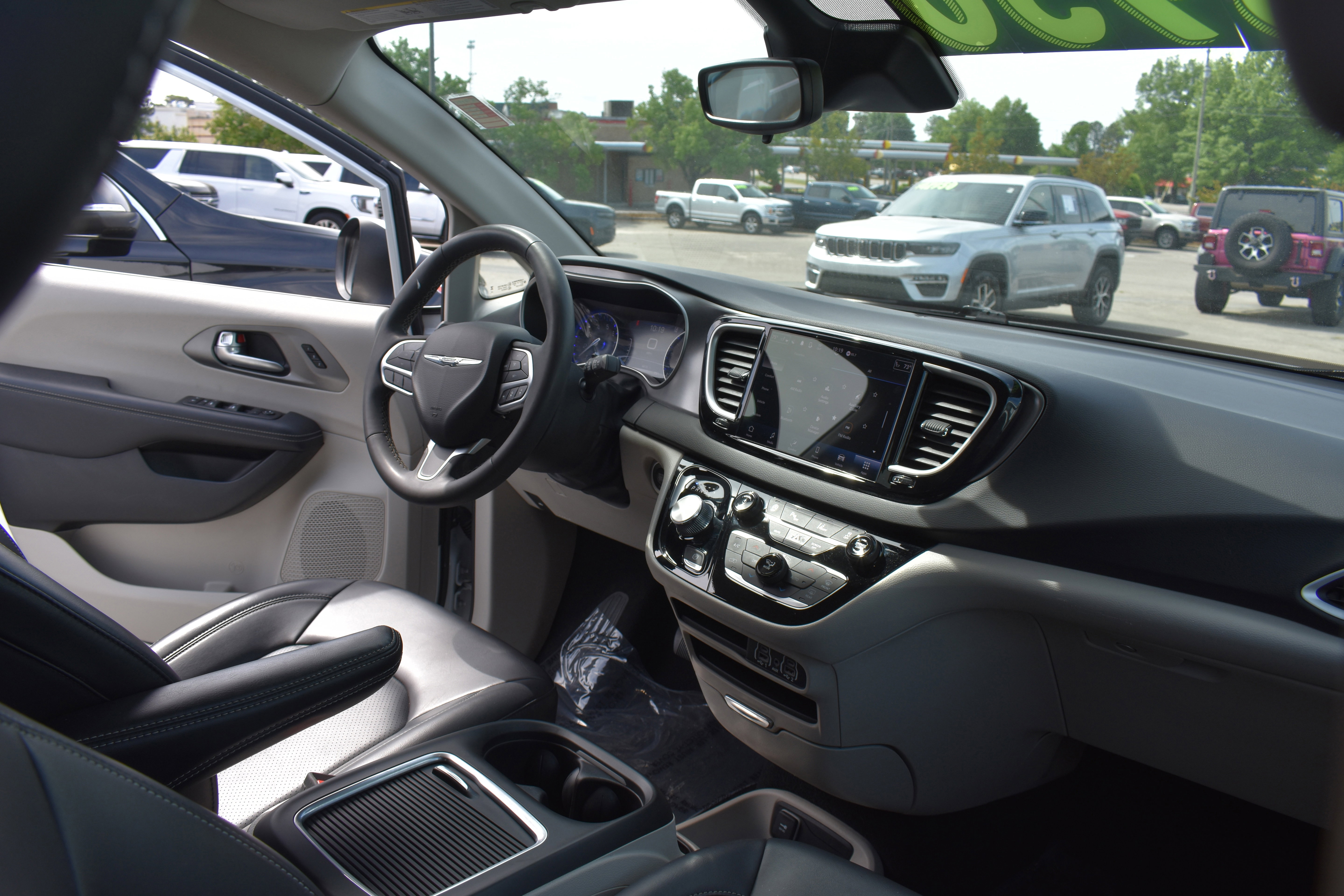 Used 2023 Chrysler Pacifica Touring-L image 29
