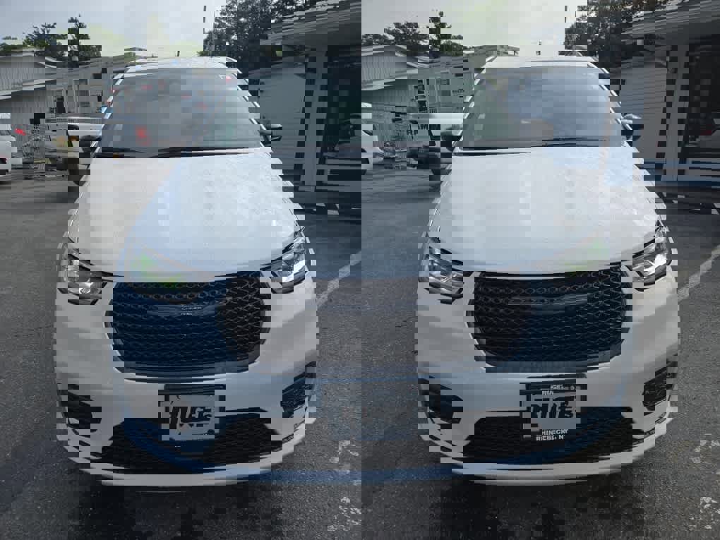 New 2026 Chrysler Pacifica Limited w/ S Appearance Package image 2