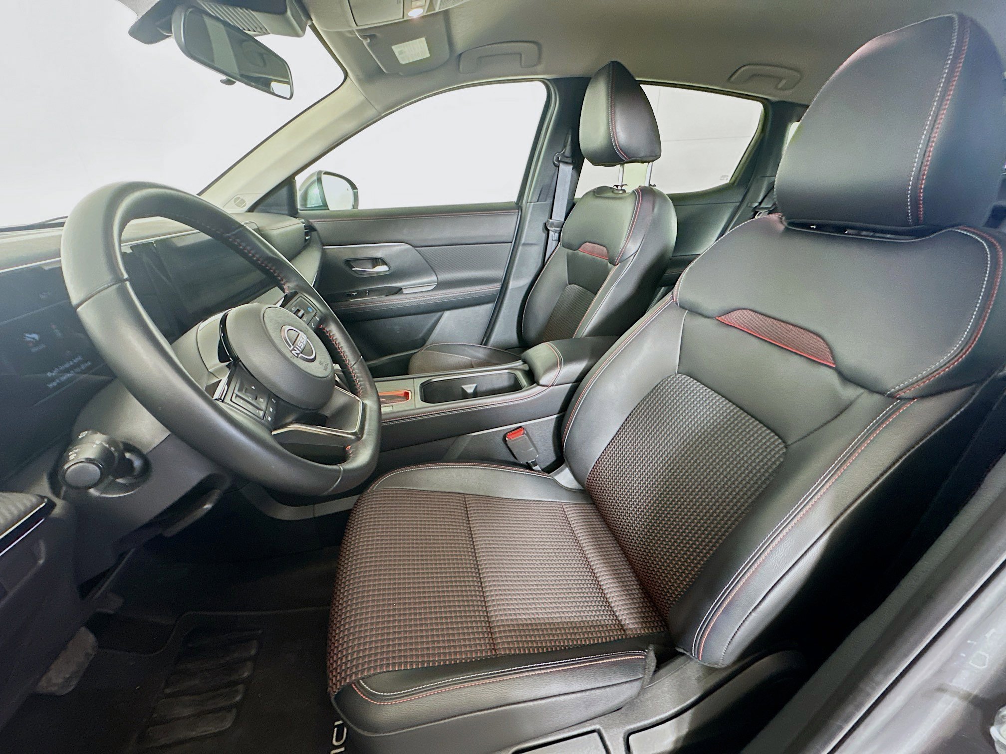 Used 2025 Nissan Kicks SR AWD/4WD image 13