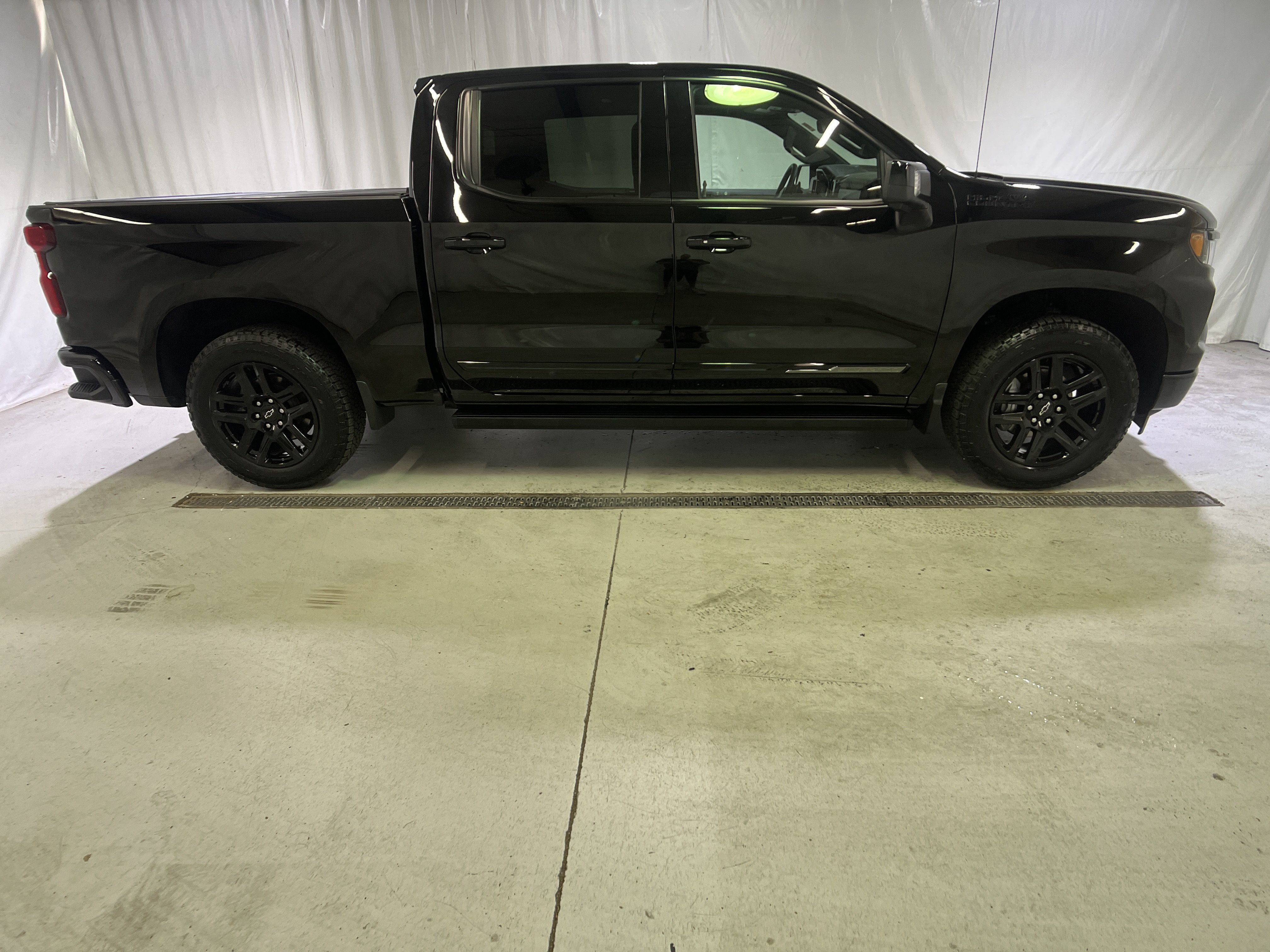 Certified 2025 Chevrolet Silverado 1500 High Country w/ Midnight Edition AWD/4WD image 12