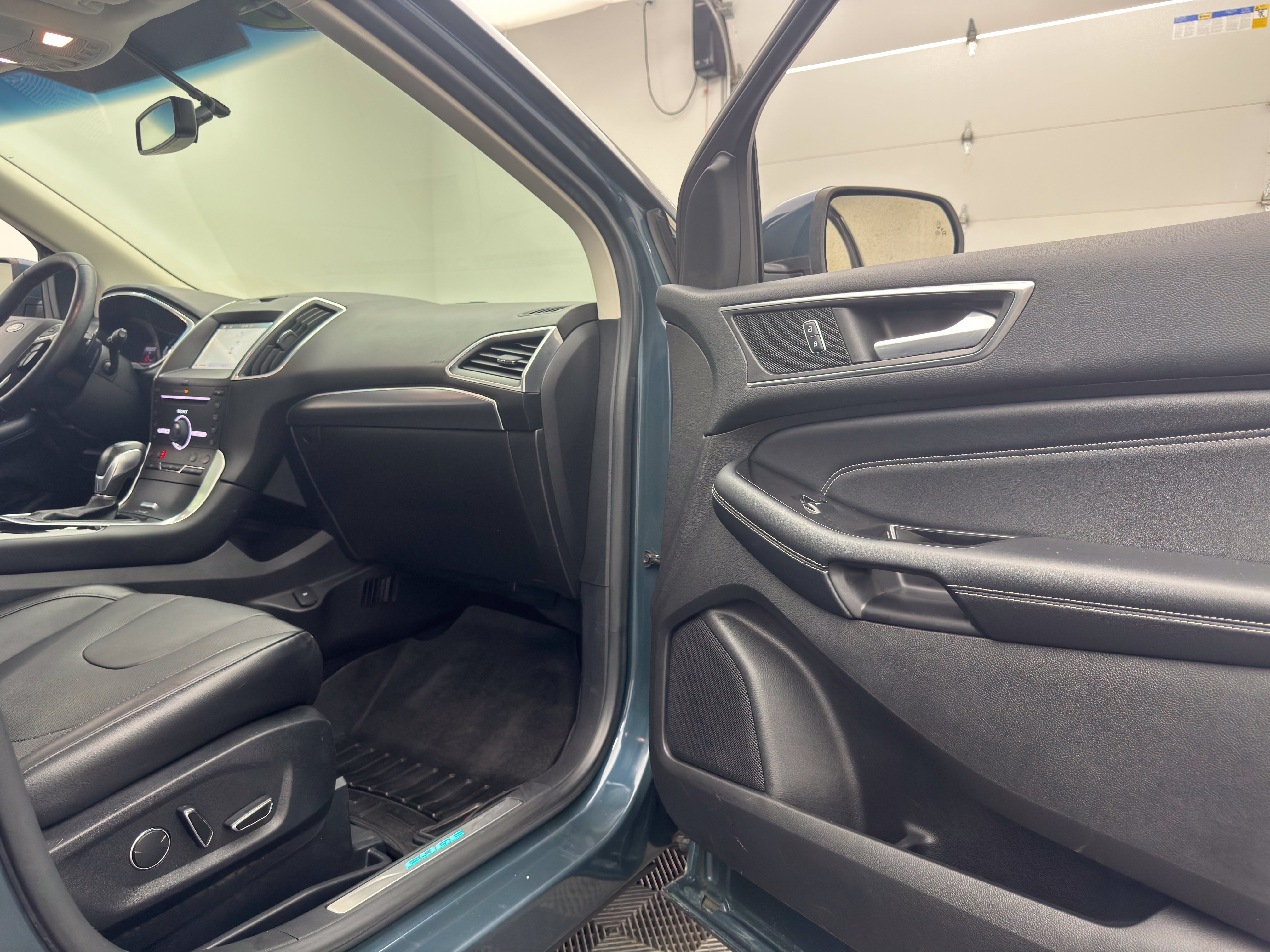 Used 2016 Ford Edge Titanium w/ Equipment Group 301A AWD/4WD image 31