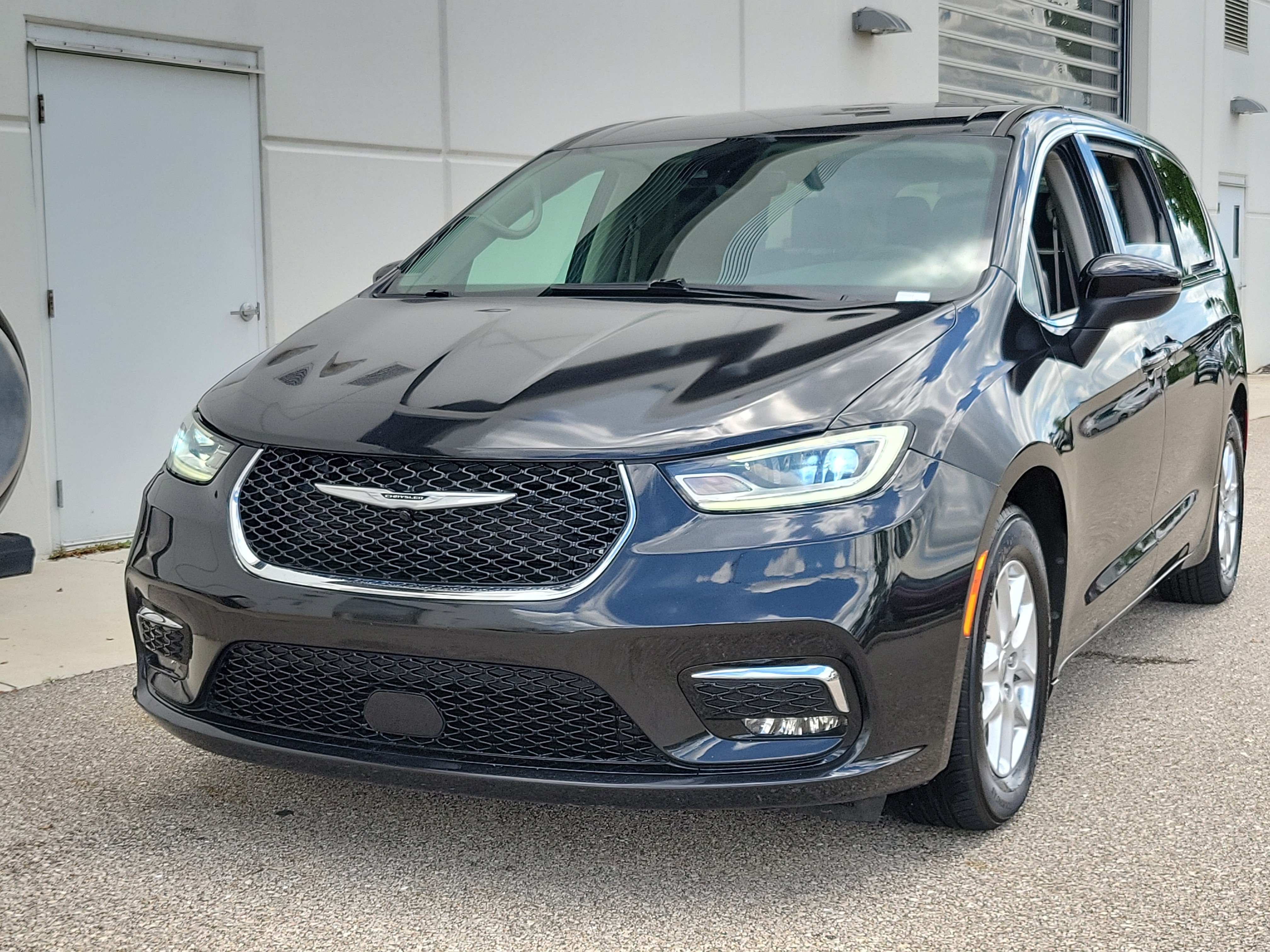 Used 2023 Chrysler Pacifica Touring-L FWD video 3