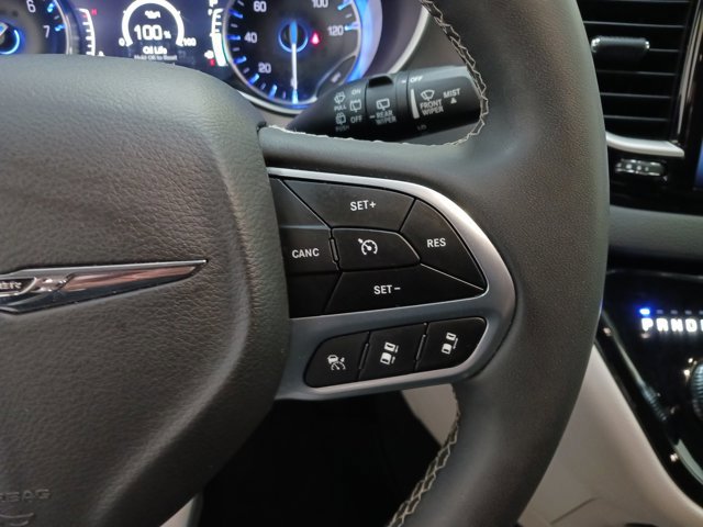 Used 2024 Chrysler Pacifica Touring-L image 17