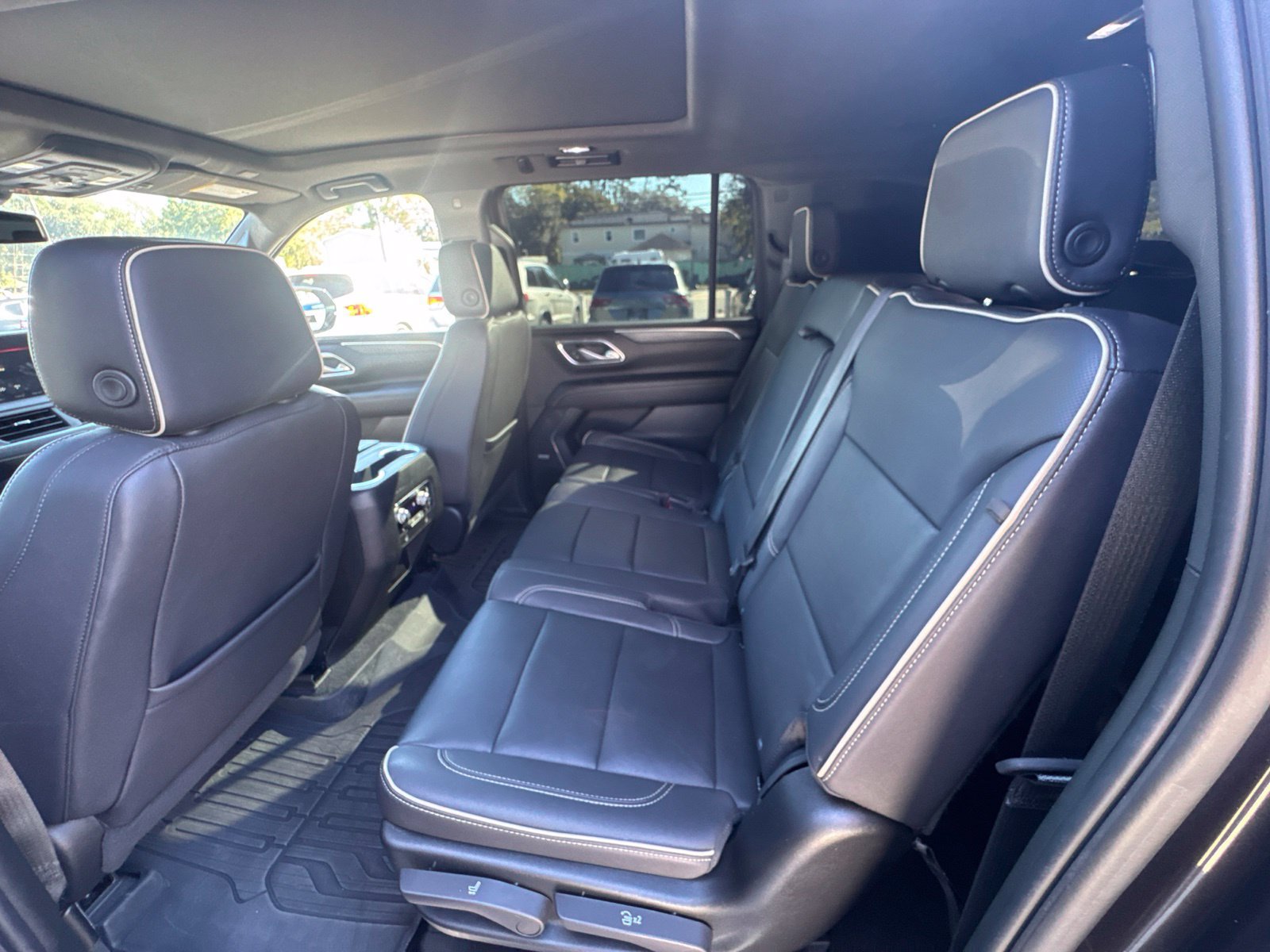 Used 2023 GMC Yukon XL SLT w/ SLT Premium Package AWD/4WD image 21