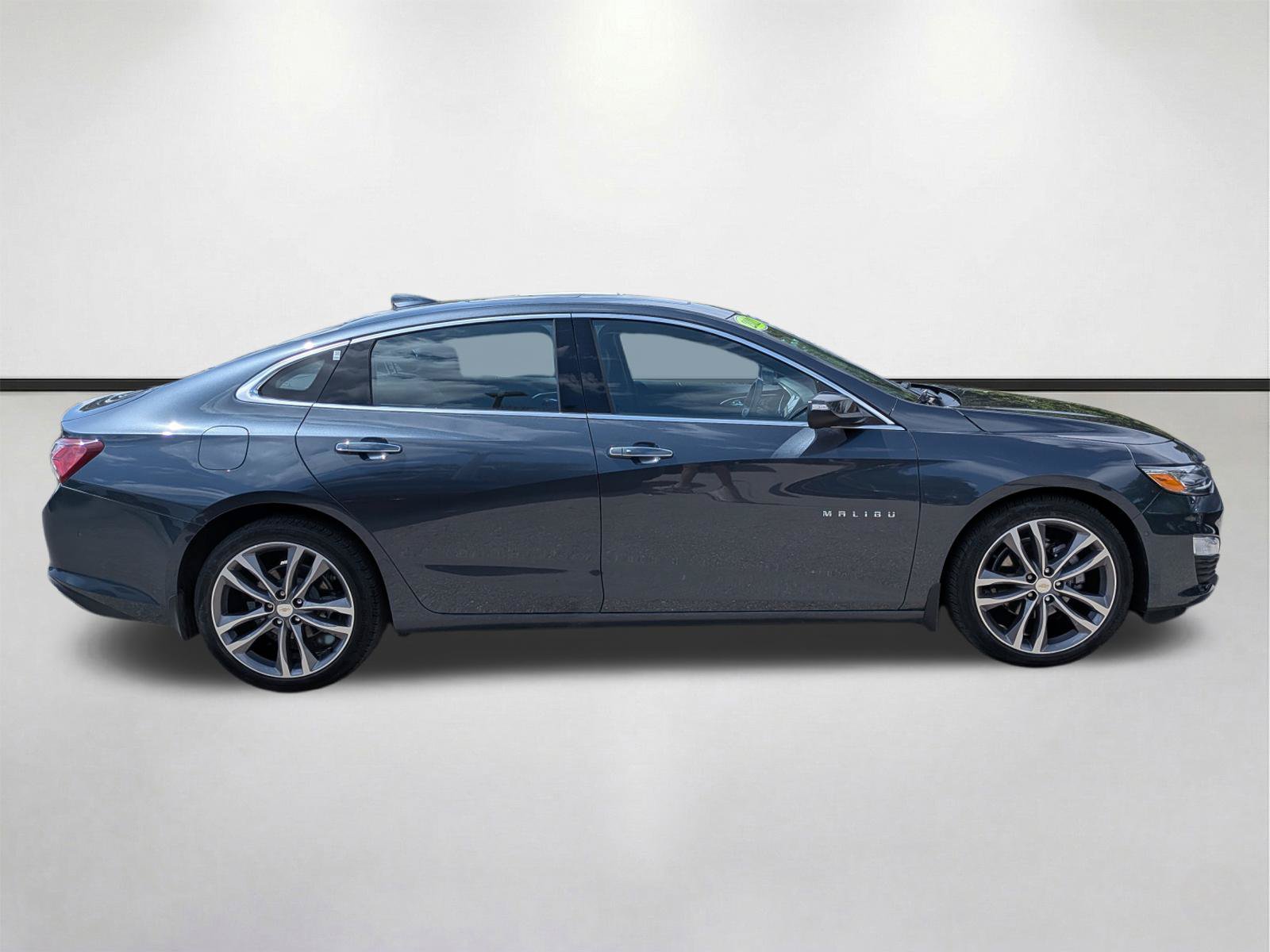 Used 2021 Chevrolet Malibu Premier FWD image 3