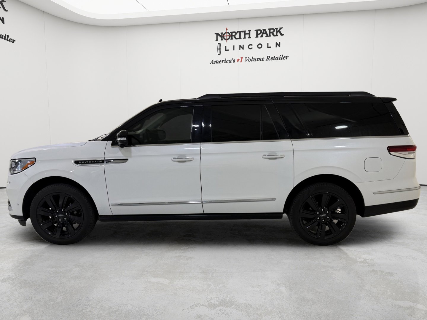 Used 2023 Lincoln Navigator L Black Label AWD/4WD image 2