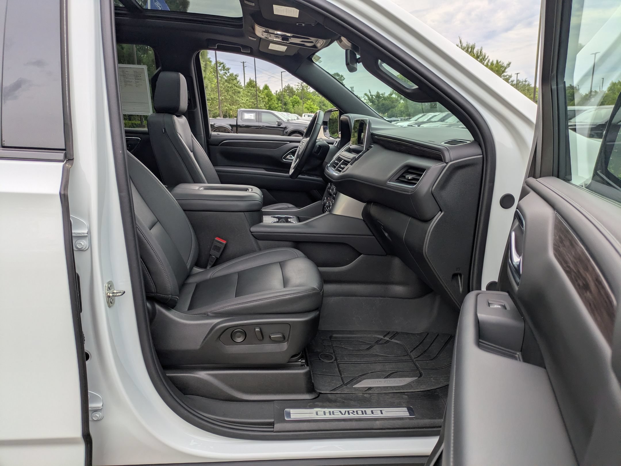 Used 2023 Chevrolet Tahoe Z71 w/ Luxury Package AWD/4WD image 38