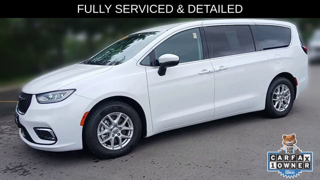 Used 2023 Chrysler Pacifica Touring-L FWD image 7