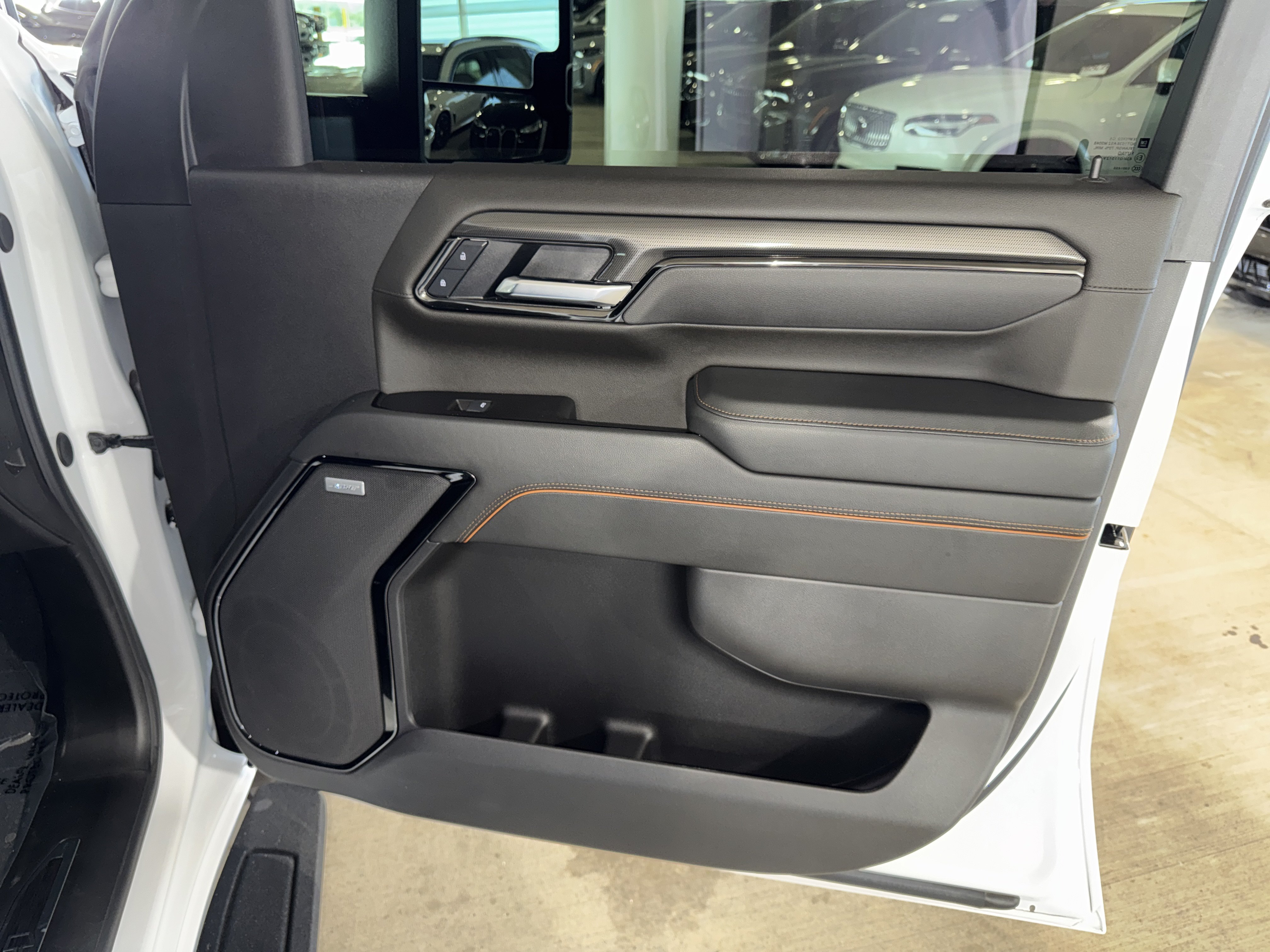 Used 2025 GMC Sierra 2500 AT4 w/ AT4 Premium Plus Package AWD/4WD image 9
