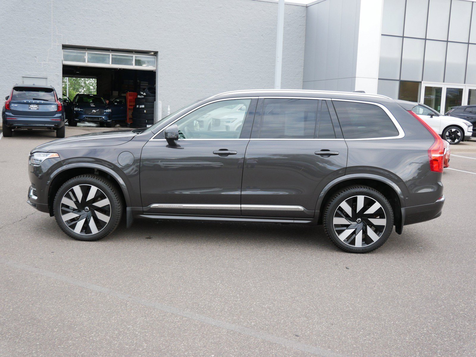 Certified 2023 Volvo XC90 T8 Ultimate w/ Protection Package Premier AWD/4WD image 4