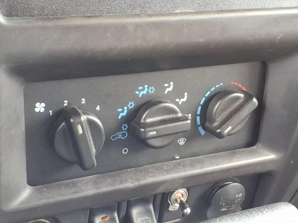 Used 2000 Jeep Cherokee Sport image 23