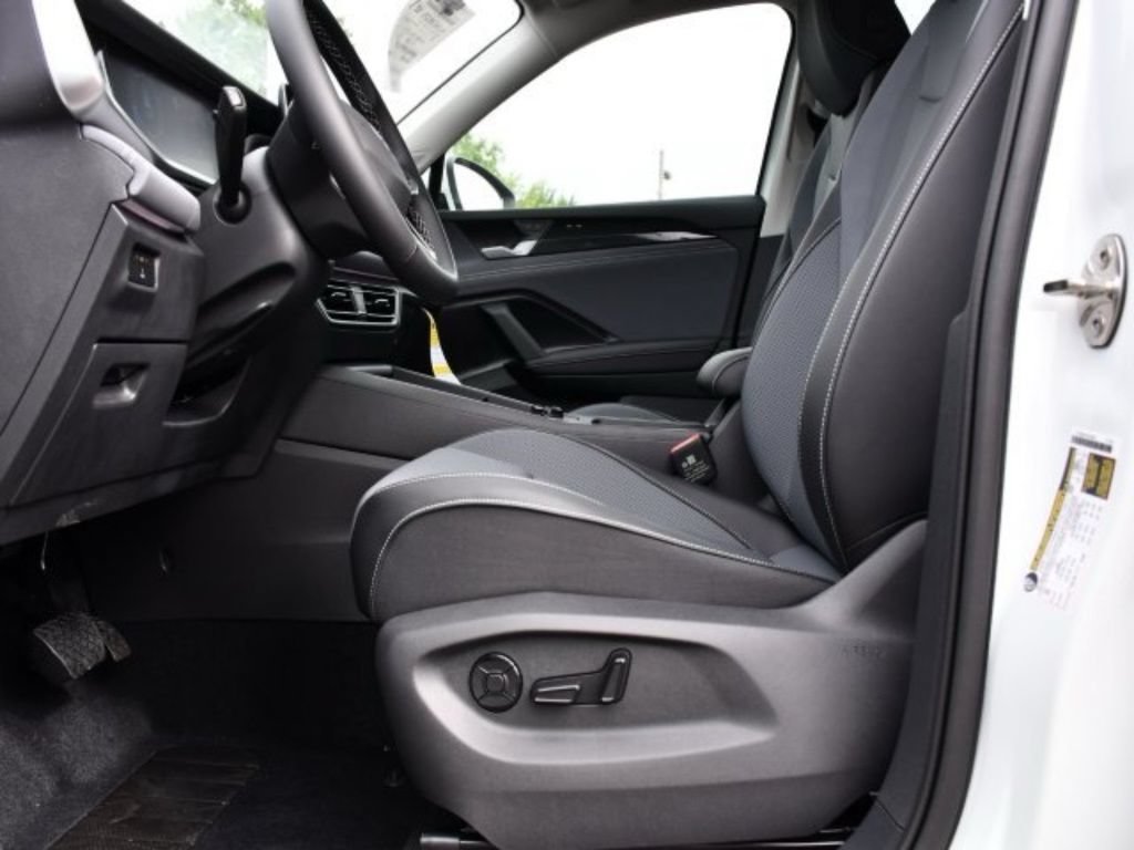 New 2025 Volkswagen Tiguan SE AWD/4WD image 12