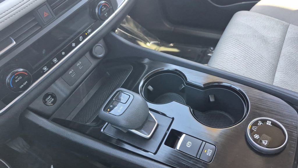 Used 2024 Nissan Rogue SV image 26
