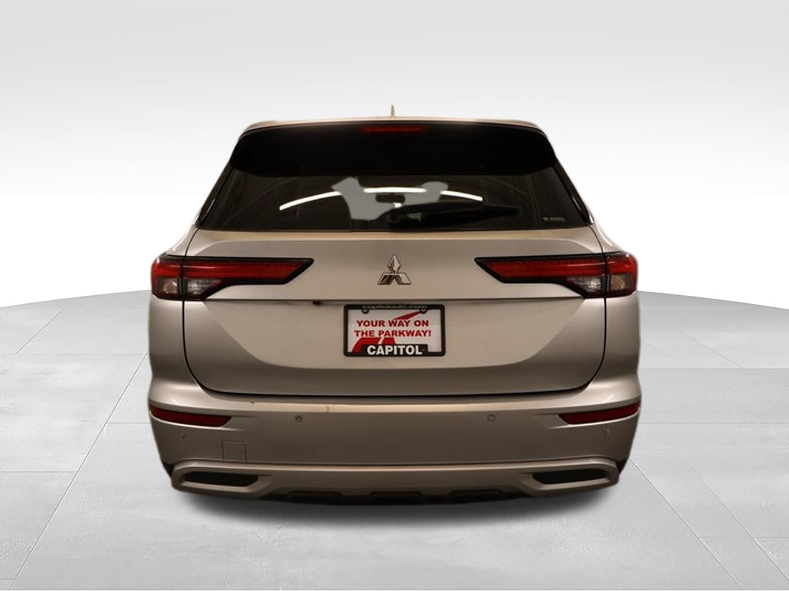 Used 2024 Mitsubishi Outlander SE AWD/4WD image 3