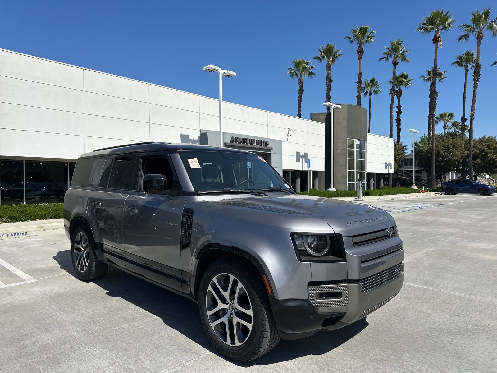 Used 2023 Land Rover Defender 130 X-Dynamic SE image 2