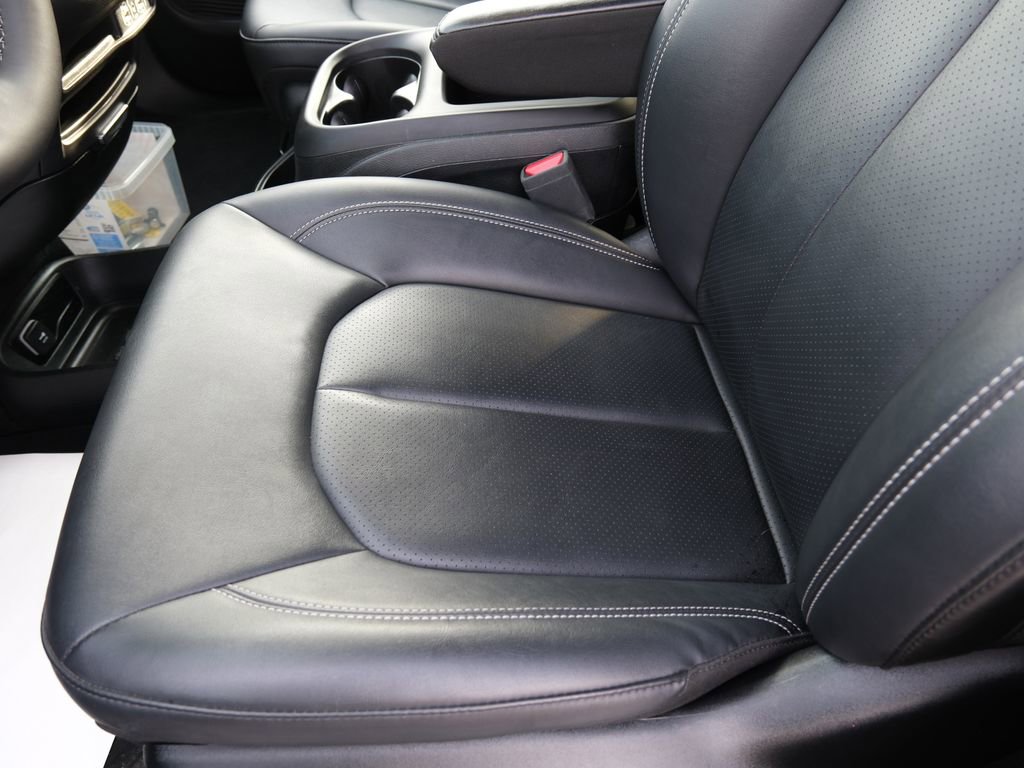 Used 2025 Chrysler Pacifica Select image 23