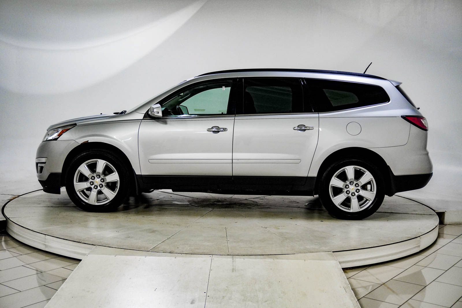 Used 2017 Chevrolet Traverse LT w/ Style and Technology Package AWD/4WD image 4