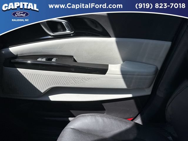 Used 2024 Kia Carnival EX FWD image 28