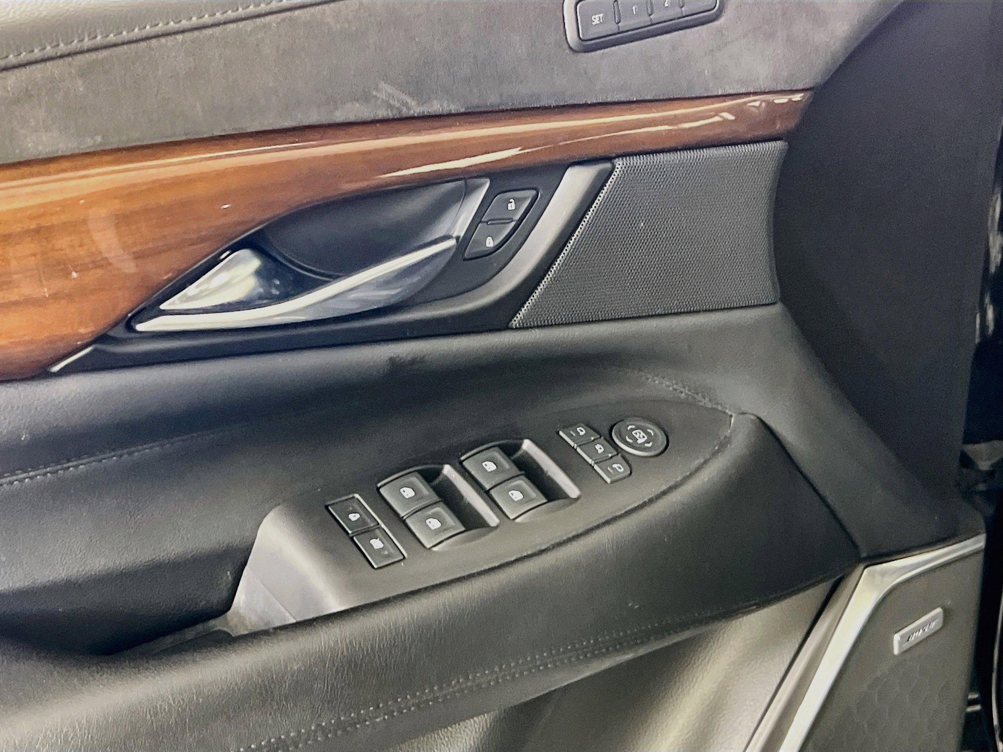 Used 2020 Cadillac Escalade Luxury AWD/4WD image 18