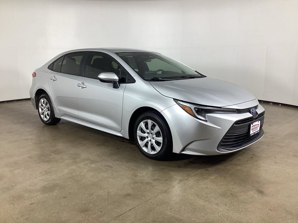 Used 2025 Toyota Corolla LE FWD image 5