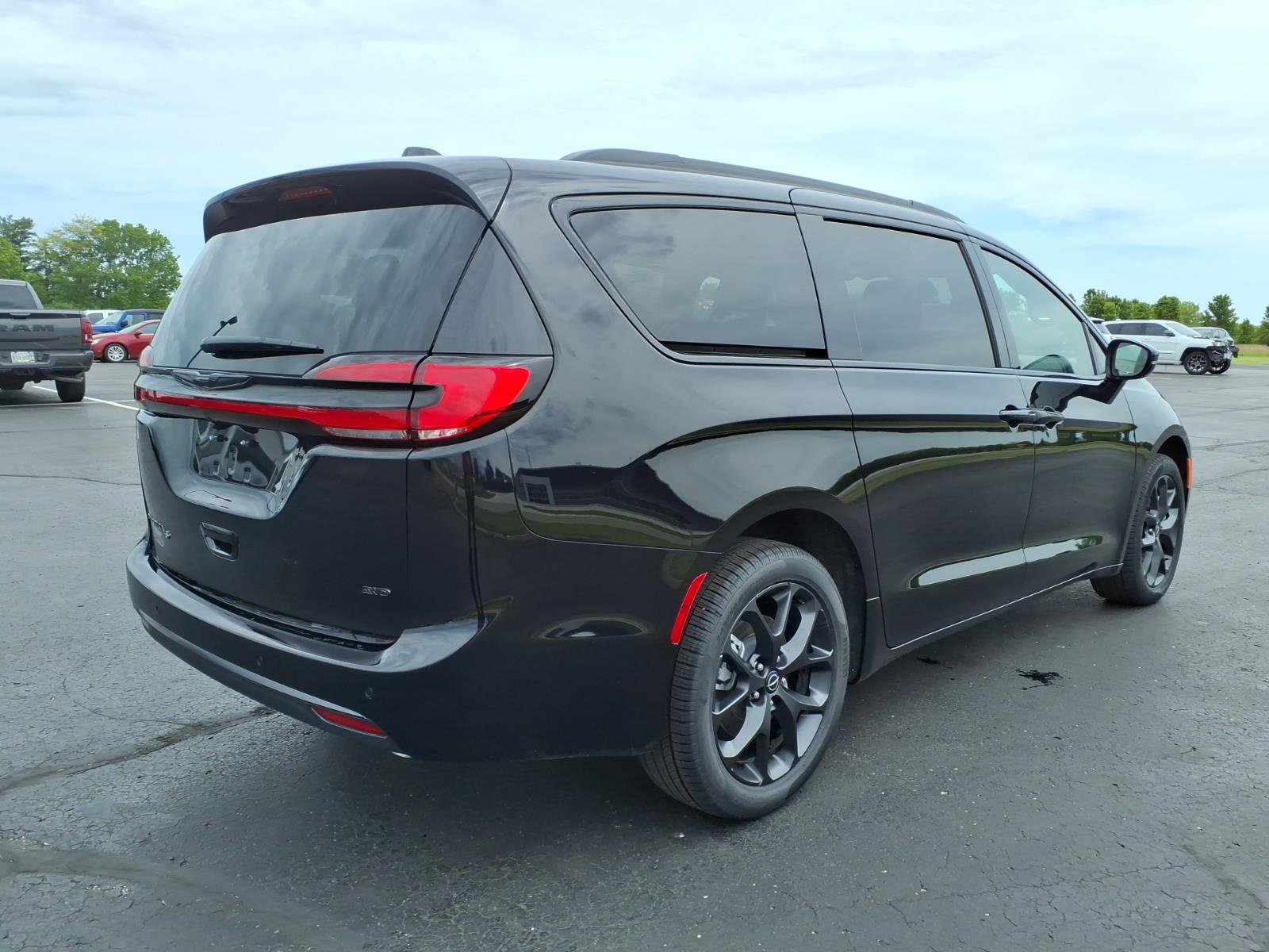 New 2026 Chrysler Pacifica Select w/ S Appearance Package AWD/4WD image 5