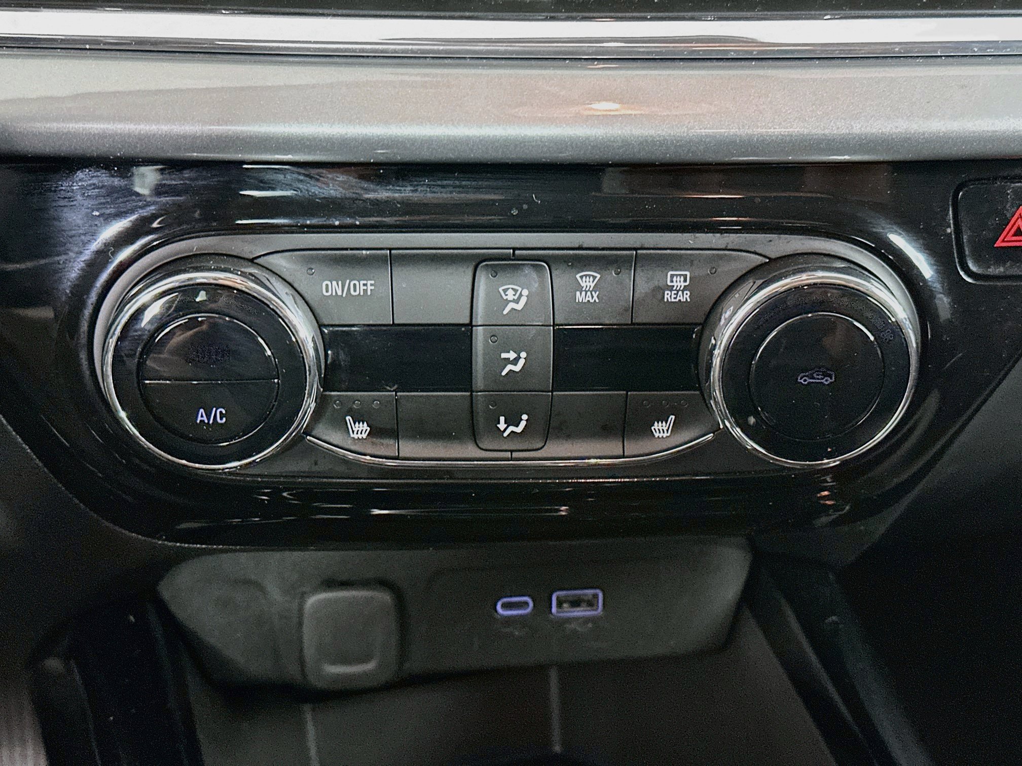 Used 2025 Chevrolet Trax LT w/ LT Convenience Package FWD image 22