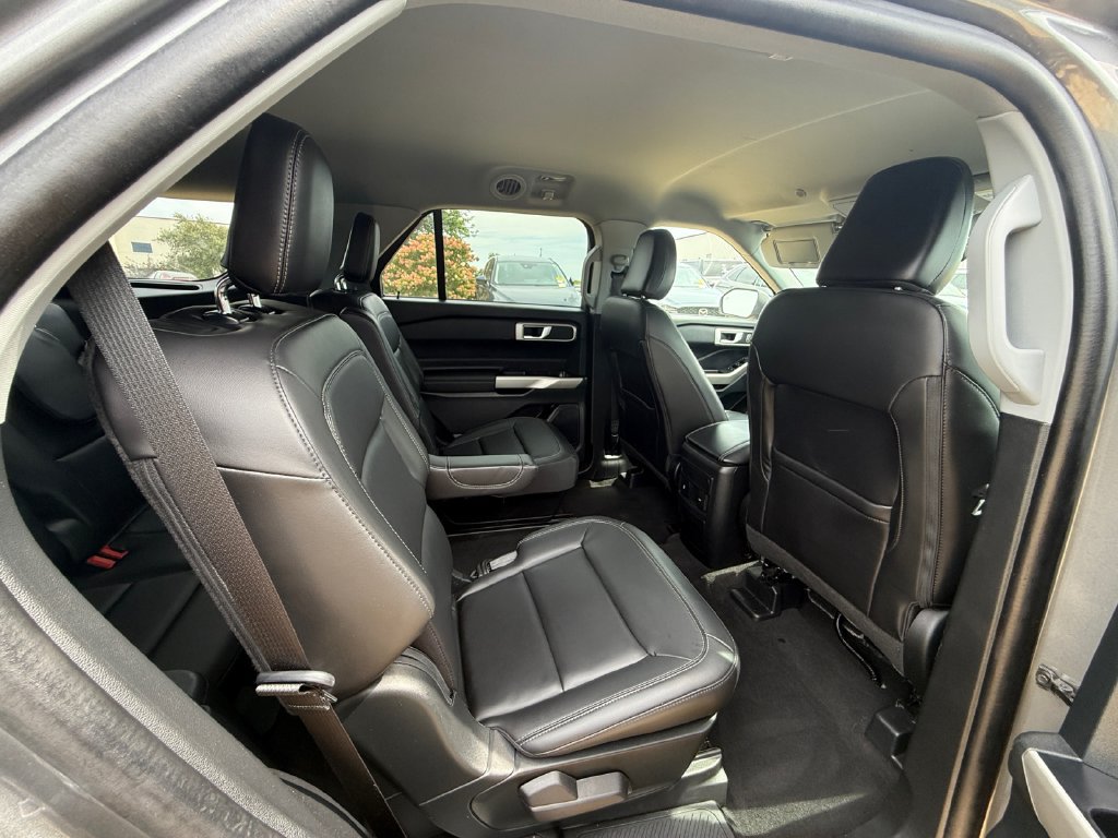 Used 2023 Ford Explorer XLT w/ Equipment Group 202A AWD/4WD image 40