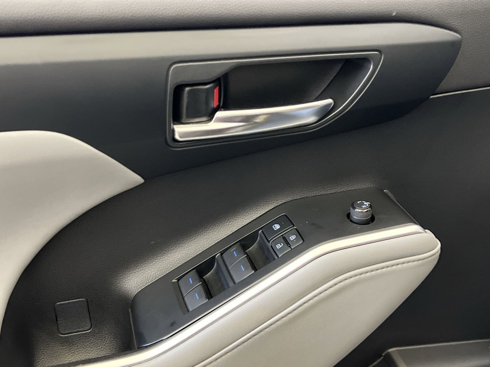 Used 2021 Toyota Highlander XLE image 13