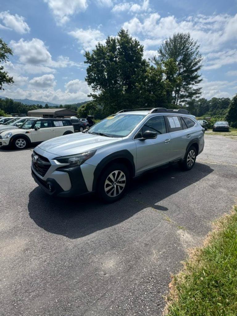 Used 2023 Subaru Outback Premium AWD/4WD image 2