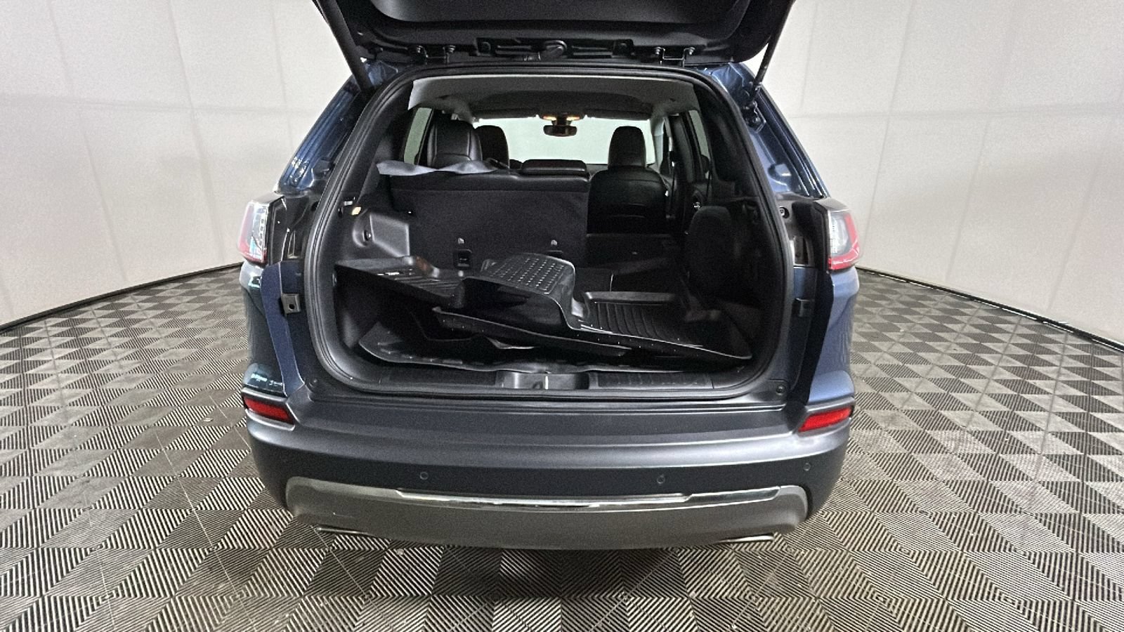 Used 2020 Jeep Cherokee Limited AWD/4WD image 32