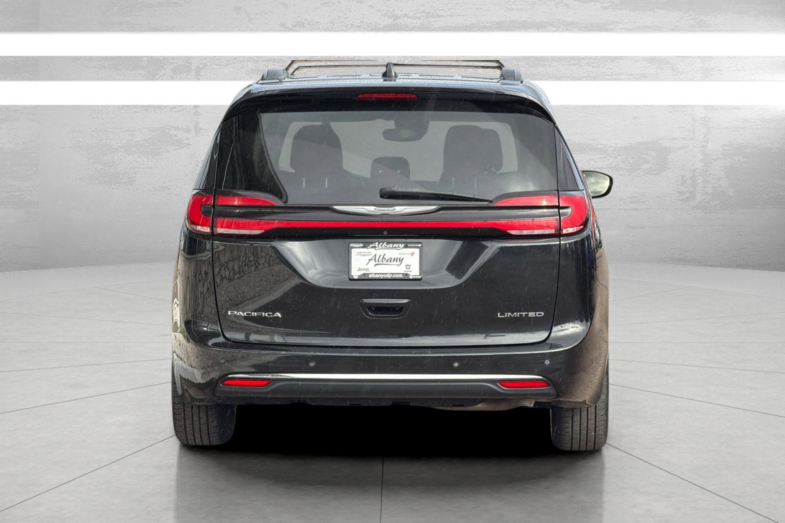 Used 2023 Chrysler Pacifica Limited image 7