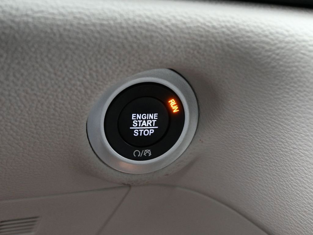 Used 2024 Chrysler Pacifica Select image 32