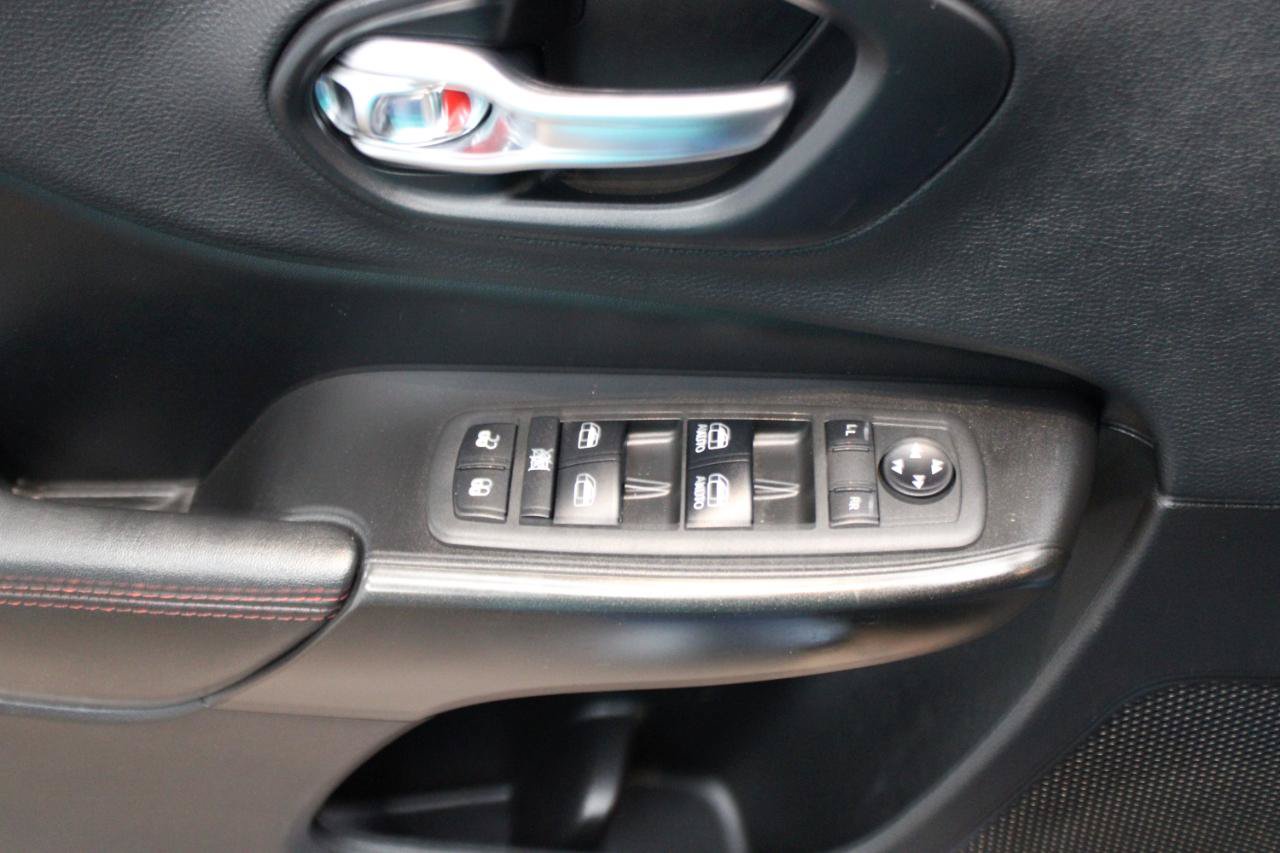 Used 2019 Jeep Cherokee Trailhawk w/ Cold Weather Group AWD/4WD image 16
