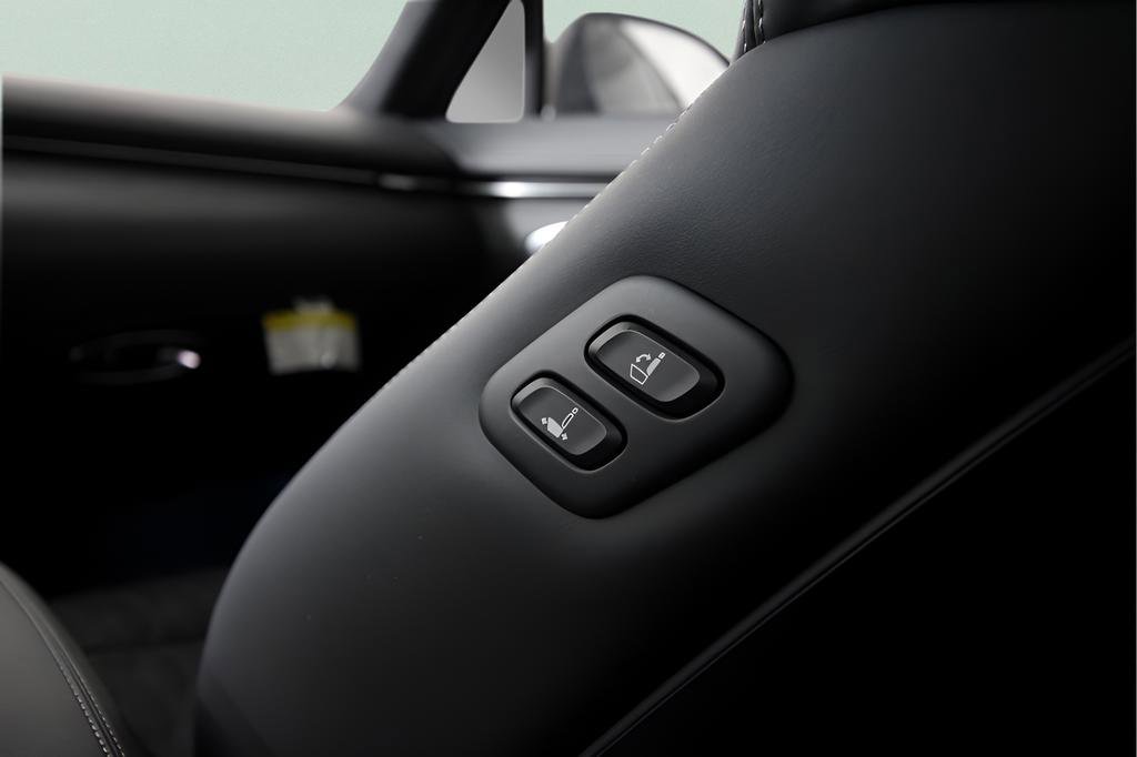 Used 2025 Genesis GV70 3.5T Sport w/ Sport Prestige Package AWD/4WD image 21