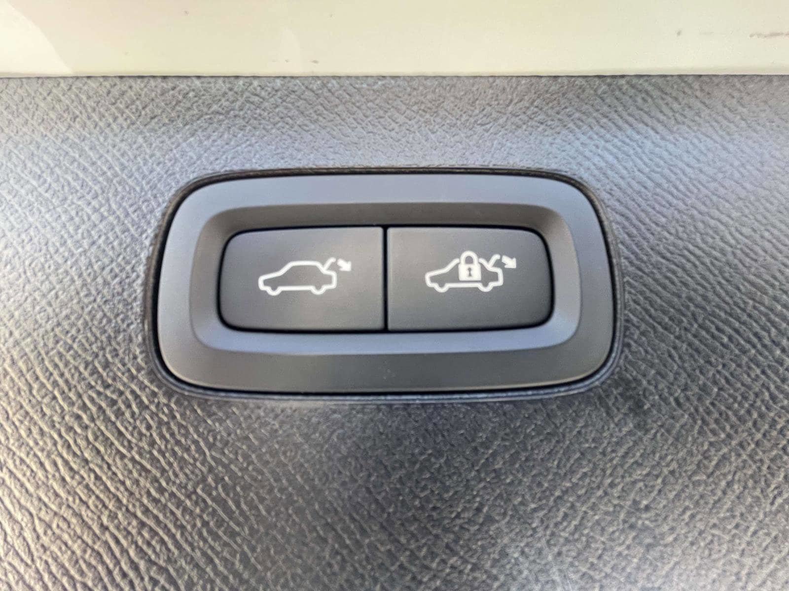 Certified 2024 Volvo XC90 B6 Ultimate w/ Lounge Package image 10