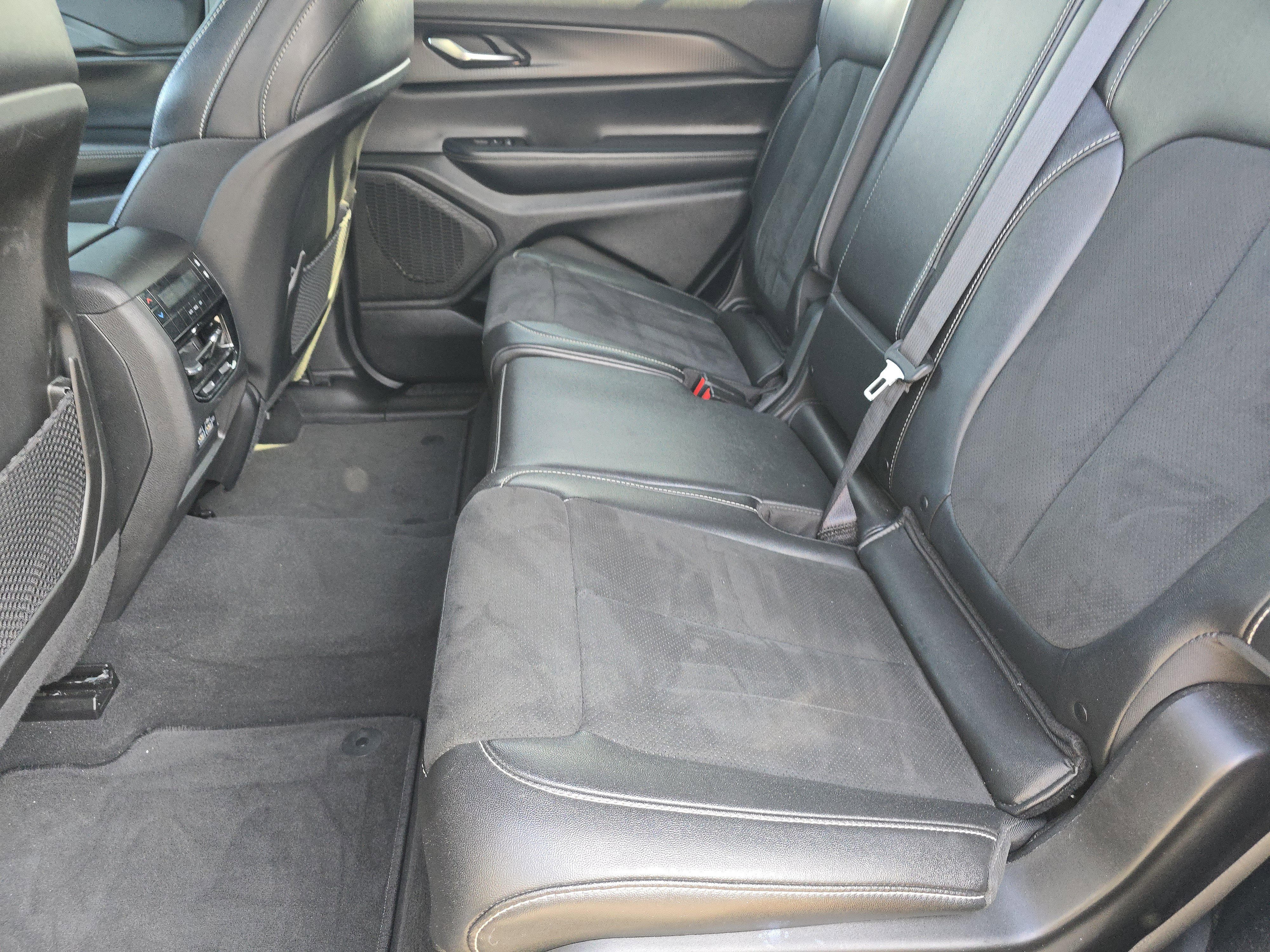 Used 2024 Jeep Grand Cherokee L Altitude image 9