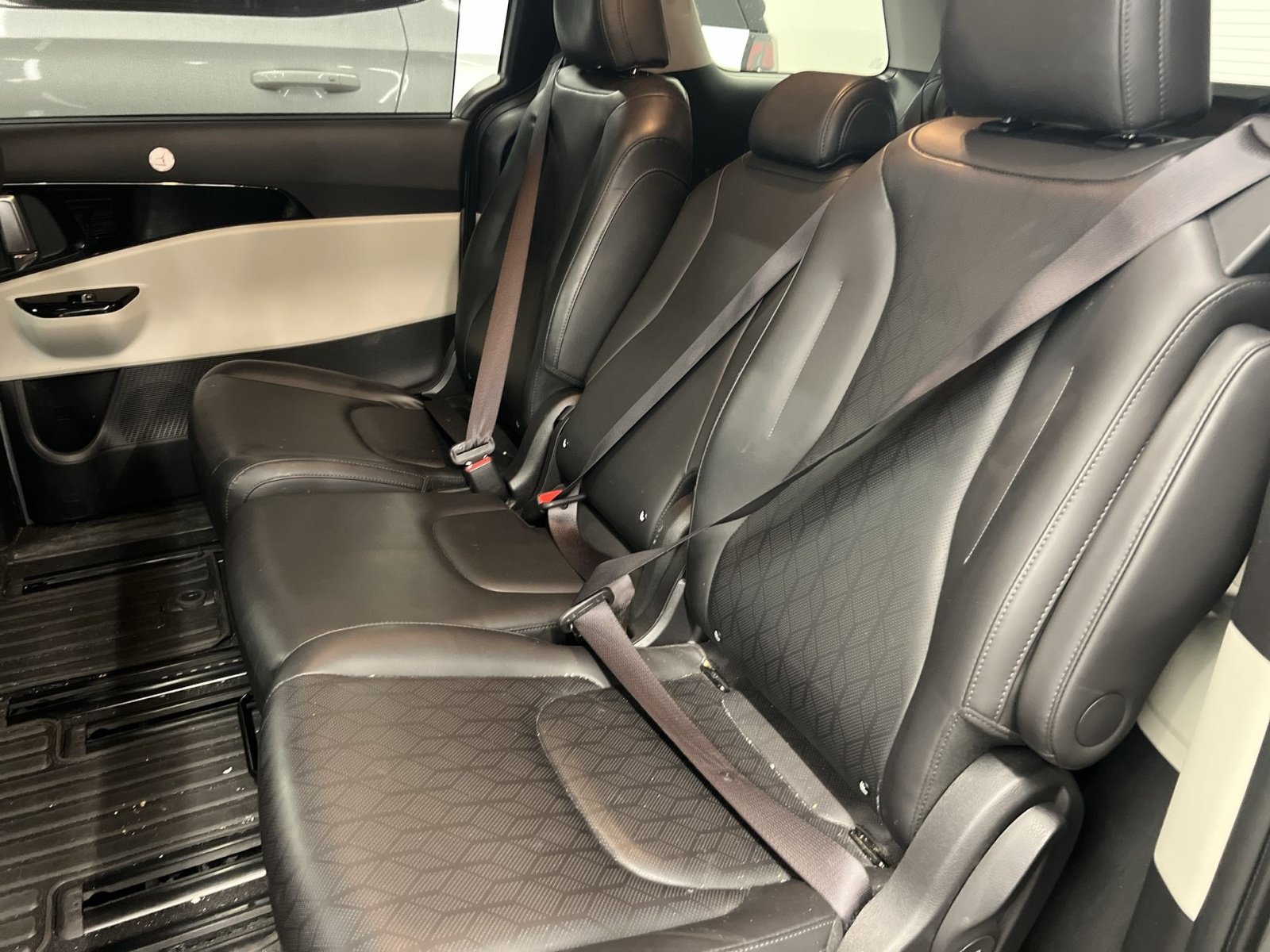 Used 2022 Kia Carnival EX FWD image 20