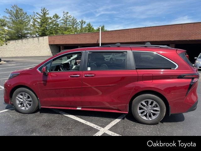 Used 2024 Toyota Sienna XLE FWD image 6