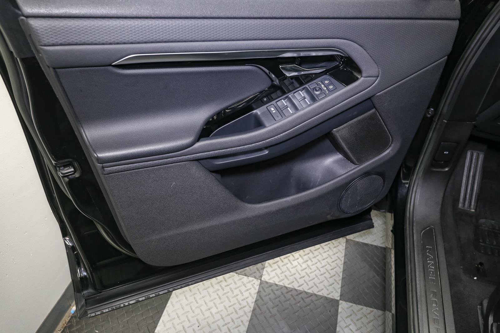 Used 2023 Land Rover Range Rover Evoque S image 44