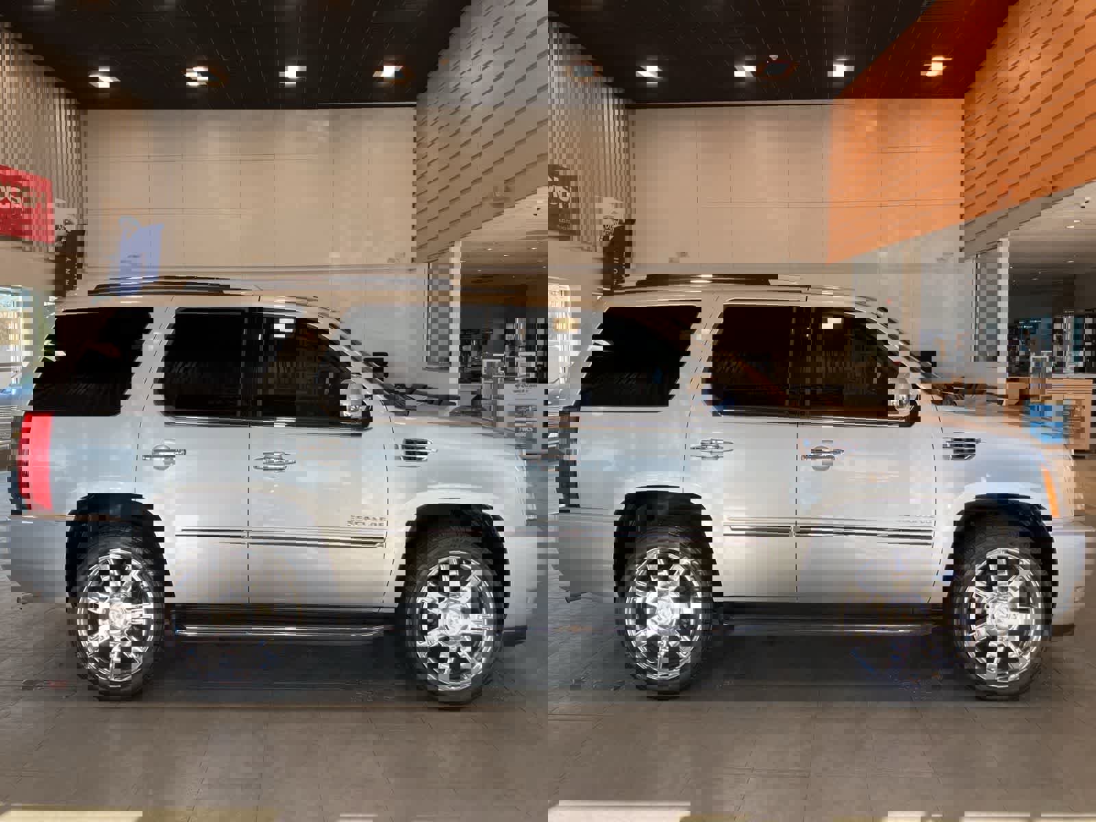 Used 2010 Cadillac Escalade Luxury image 4