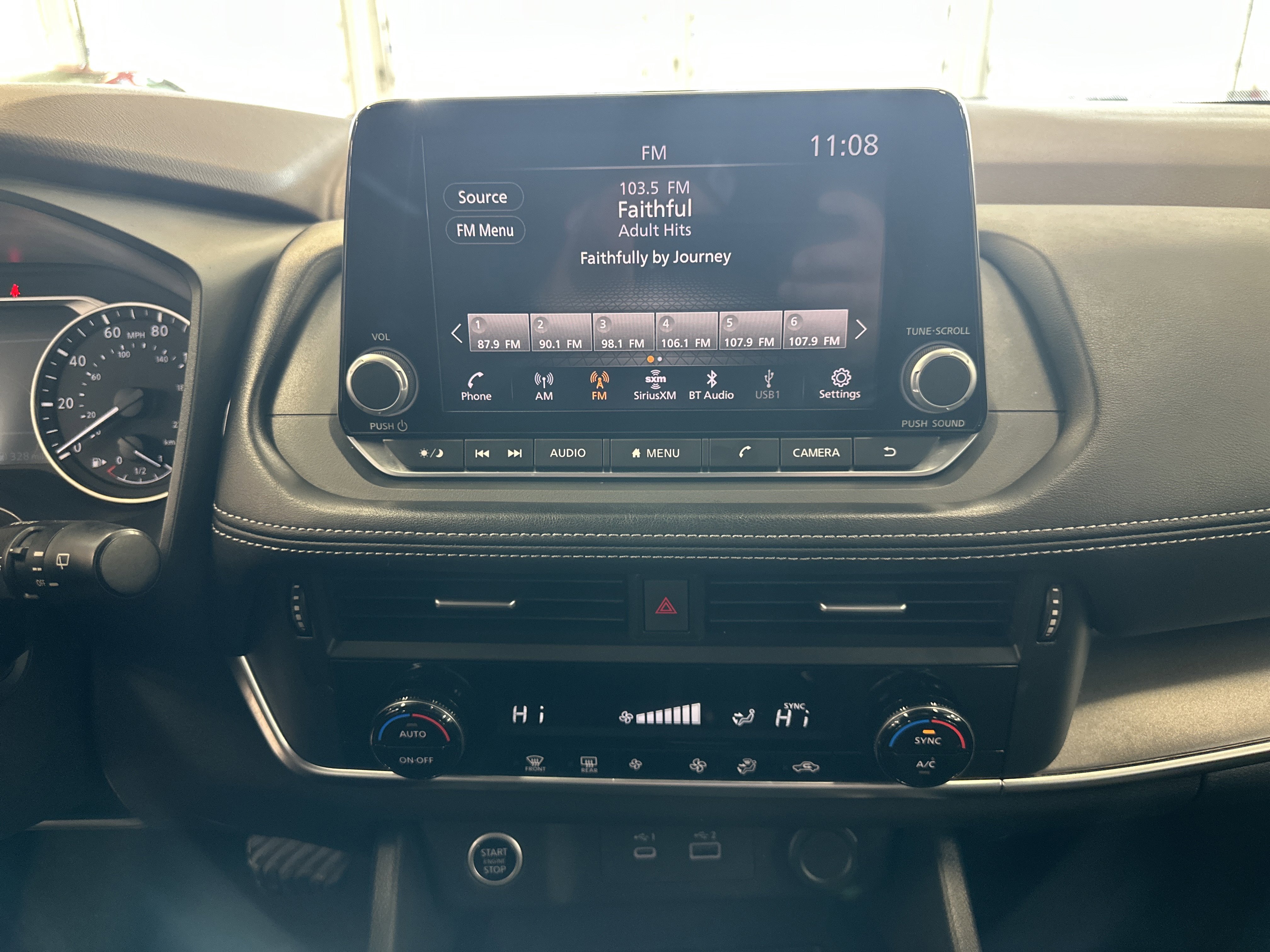 Used 2023 Nissan Rogue SV image 3