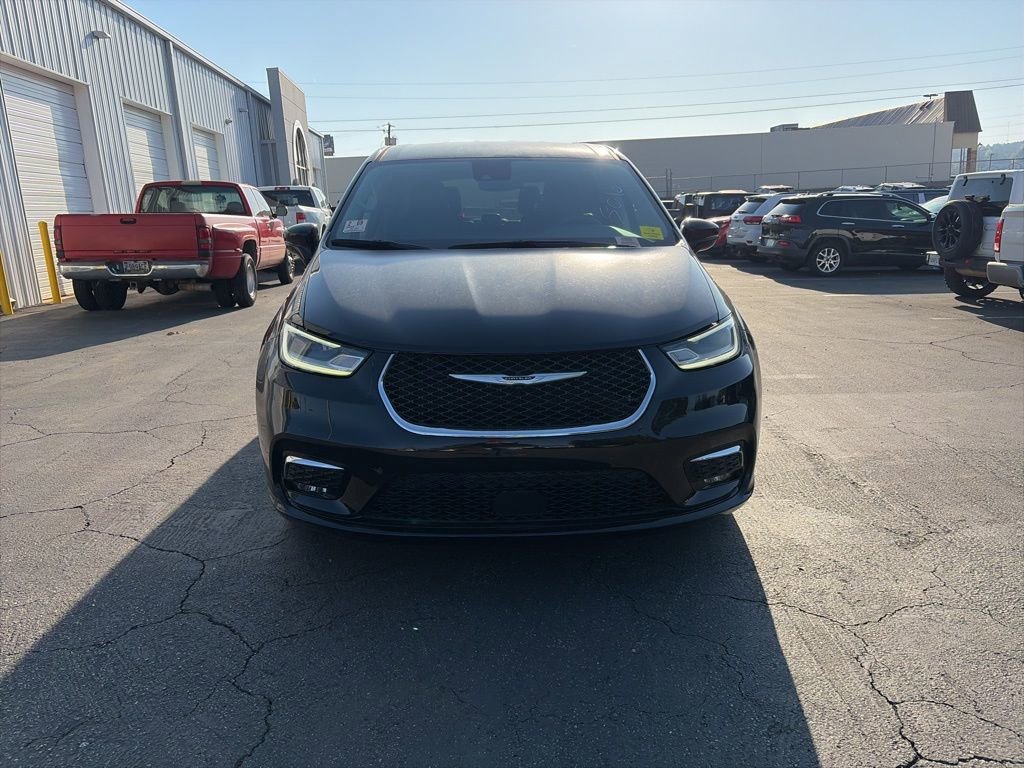 Used 2024 Chrysler Pacifica Touring-L video 2