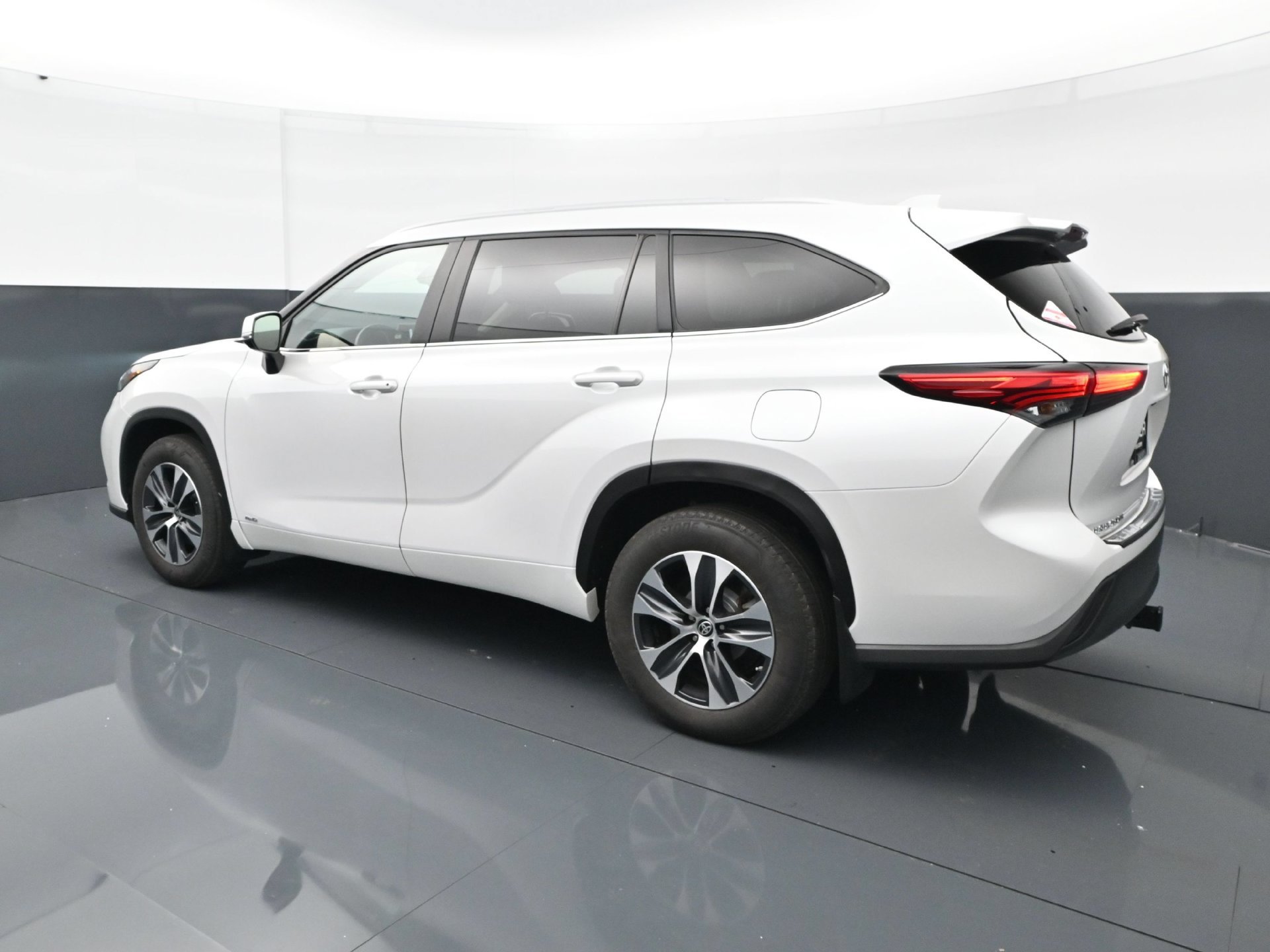 Used 2023 Toyota Highlander XLE AWD/4WD image 4