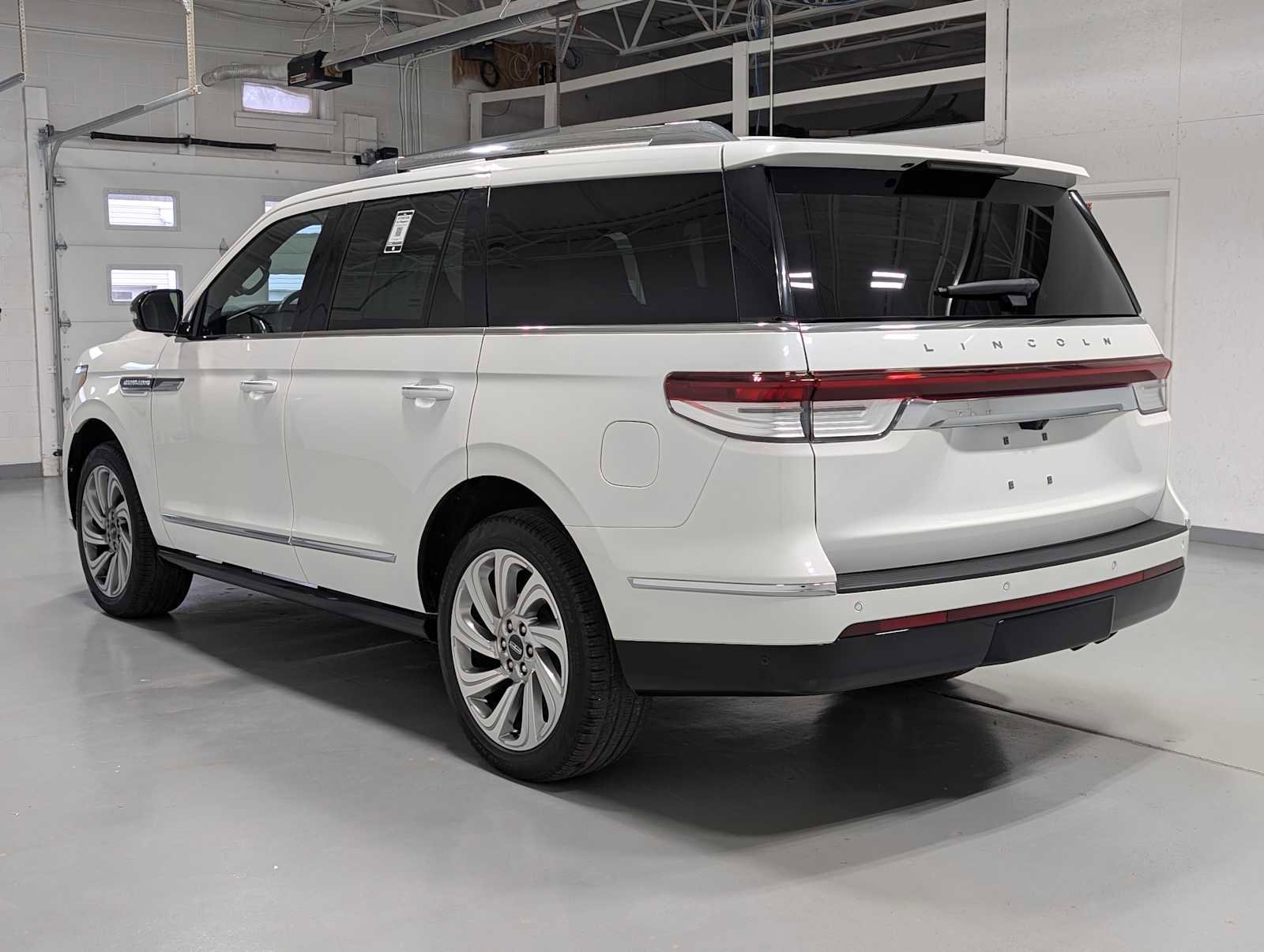 Certified 2023 Lincoln Navigator Reserve AWD/4WD image 10