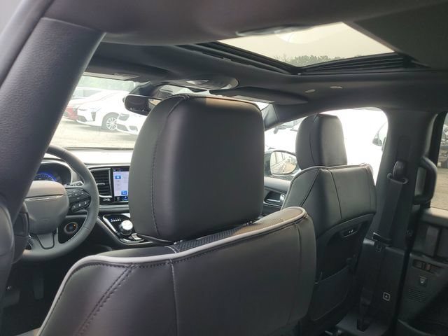 New 2027 Chrysler Pacifica Limited w/ Family Tech Group AWD/4WD image 12